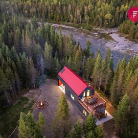 Le Singing Salmon de Bonaventure - Chalet autonome Bord de rivière - Gaspésie, hotel in Bonaventure