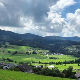 Luxury Retreat with Breathtaking Panoramic, hotel em Oberwang