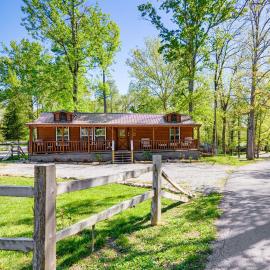 Cozy Lake Cumberland Cabin with Fire Pit โรงแรมในซอมเมอร์เซ็ท