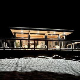 Luxe Mountain Escape - Hot Tub - Fireplace - Cozy، فندق في Saint Adolphe D'Howard