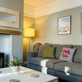 Coast House Cromer - Sleeps 15, hot tub, sea views
