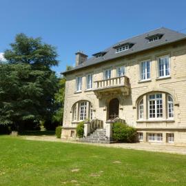 La chambre au Château, hótel í Pernant