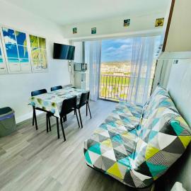 Studio Cabine climatisé avec parking Vue Panoramique Stade Marché, hotel in Le Lavandou