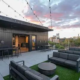 Modern Condo for 6 with Rooftop & Gym Near DT, Hotel in Nashville