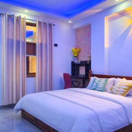 Divisha Home Stay- 2BHK Modern Luxury Apartment in South Delhi, hotel in New Delhi