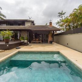 Casa com Piscina e Area Gourmet em Barra do Una, hotel in Barra do Una