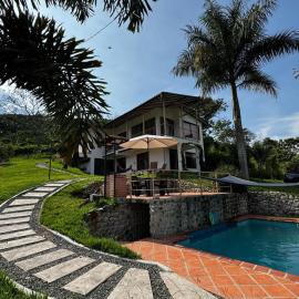 Apto nuevo y moderno con piscina y bbq, zona rural