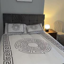 PLUS Properties Moston, hotel sa Stoke on Trent