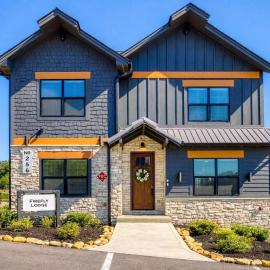 Firefly Lodge - Pool, Theatre, Dog Friendly!