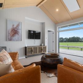 White Rock Retreat-Whare Nui