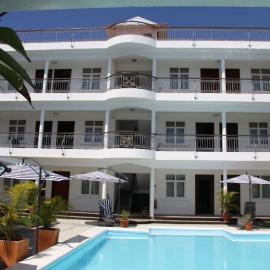Les Trois Fleurs, hotel in Pointe aux Canonniers