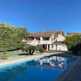 Maravillosa casa con piscina en un pueblo único, Artajona - Navarra, hotel di Artajona