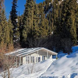 Гостевой дом выше ГЛК Шымбулак, hotel in Almaty