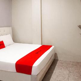 RedDoorz at Deluxe Hotel near Terminal Purabaya Bungurasih, hotel u gradu Sidoarjo