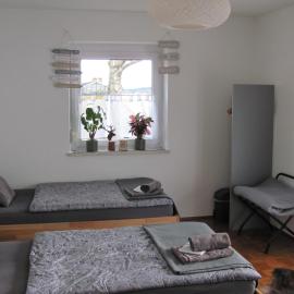 #1Komfortables helles Gästezimmer mit Balkon mit Gemeinschaftsbad W-Lan Airport nah Late Night Check in Haus Nr 9,5, hotel a Trunkelsberg