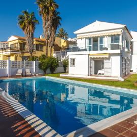 Villa Lucía with pool and see view, khách sạn ở Vélez-Málaga