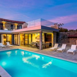 Charming Holiday Home with private heated pool、Jakišnicaのホテル