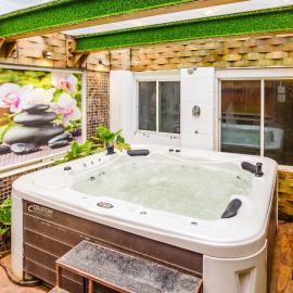 ELIVAAS Signature Moonstone Meadows Suite By Alaya Stays With Shared Pool, Garden, Gazebo, & Jacuzzi, hotel in Lonavala
