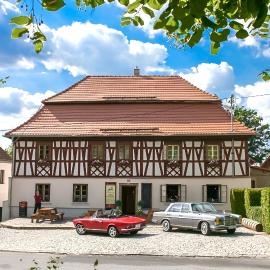 U Bílého koníka, hotel in Kostelní Bříza