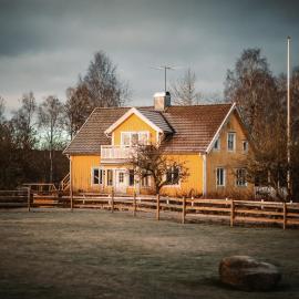 Gårdshuset på Wrågården, хотел в Фалшопинг