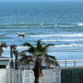Relaxing 1bd 1ba Condo - Ocean Front Complex in New Smyrna Beach, hotel in New Smyrna Beach