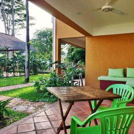 House Colibri Tropical Garden Retreat near Asuncion，Nemby的飯店