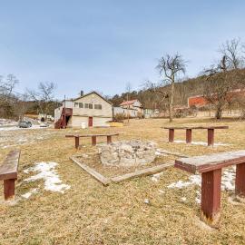 Group Getaway w/ Fire Pit: Near Susquehanna River!, hotel in Danville