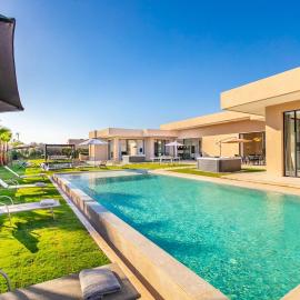 Beautiful Villa 15 min Center, Jacuzzi, Padel
