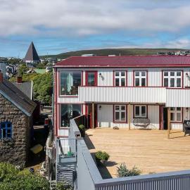 Unique location with a huge private terrace, hotel din Tórshavn