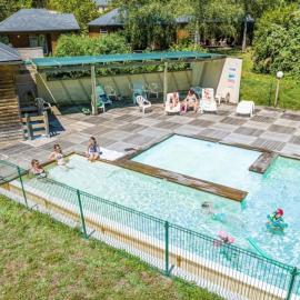 ZEcamping dog friendly piscine chauffée et restaurant bord de rivière, hotel in Banassac