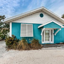 Beautiful Waterfront Beach Cottage. Sleeps 6