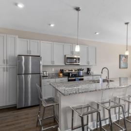 Modern 2BR & 2BA Condo with Garage & Patio, hotel di Wyoming