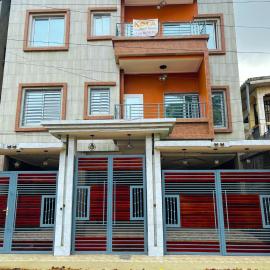 Meublés tout confort à Makepe - Immeuble KOLA - Groupe Électrogène, hotel en Douala