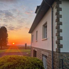 Spacious Two-Bedroom Guest Suite in Large Village Home, hotell sihtkohas Le Teilleul