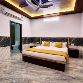 H0TEL PARBU KIRPAA Near Premanand Ji Maharaj Mandir Vrindavan: Chhatikara şehrinde bir otel