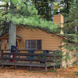 Hidden Gem - Traditional Cabin - 2 Bedroom - Parking - Wi-Fi Netflix CB02, Hotel in Babbitt