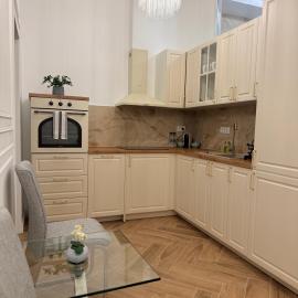 Crown Ultracentral - Stylish Central Apartment