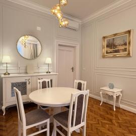 Crown Ultracentral - Stylish Central Apartment