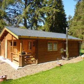 Holiday Home Holz-Blockhaus für vier Personen mit Terrasse by Interhome