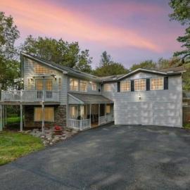 Huge house with Game Room, Hot Tub, 3 living rooms, 2 bonus rooms