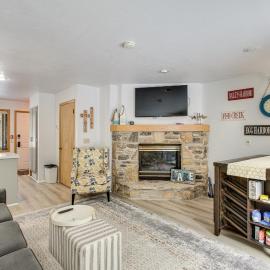 Charming DC Getaway Steps from D’town Fish Creek, hotel a Fish Creek