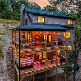LUX Cabin Theater HotTub FirePit GameRm MtnViews, hotel a Massanutten