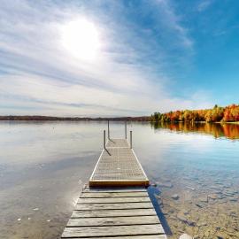 3BR Lakefront Dog-Friendly w/ Dock, Hotel in Dexter