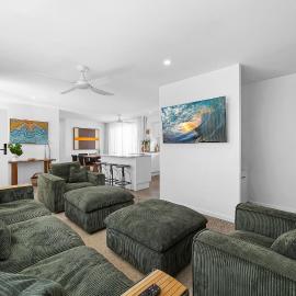 5 bedroom house, walk to beach, hotel in Alexandra Headland