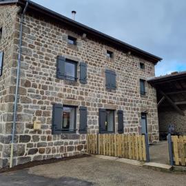 Gîte confortable 10/14 pers avec animaux admis - FR-1-496-383, hotel em La Versanne