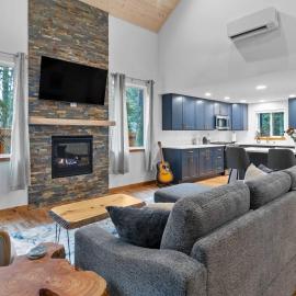 Rainier's Newest Luxury Chalet with Hot Tub-AC-WiFi