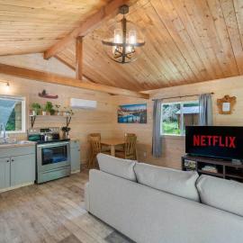 Cozy Cedar Cabin Steps Away From Mt. Rainier, hotel in Ashford