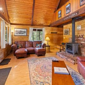 Rainier Vintage Retreat With Hot Tub-Fireplace-WiFi