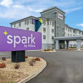 Spark by Hilton Cincinnati Fairfield, מלון בForest Park