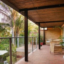 Feather Nest Guest House, hotel i Oudtshoorn